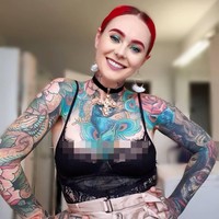 Tato mulai menghiasi tubuh Sarah sejak dia berusia 16 tahun. Sampai saat ini, ia diperkirakan sudah menghabiskan 300 jam hanya untuk mentato tubuhnya. (Foto: Instagram/@rosesarered_23)