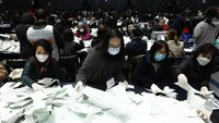 Tempat pemungutan suara khusus didirikan di delapan fasilitas karantina pusat sejak akhir pekan. Semua warga negara diwajibkan mengenakan masker dan menjalani pemeriksaan suhu di tempat pemungutan suara. Chung Sung-Jun/Getty Images.