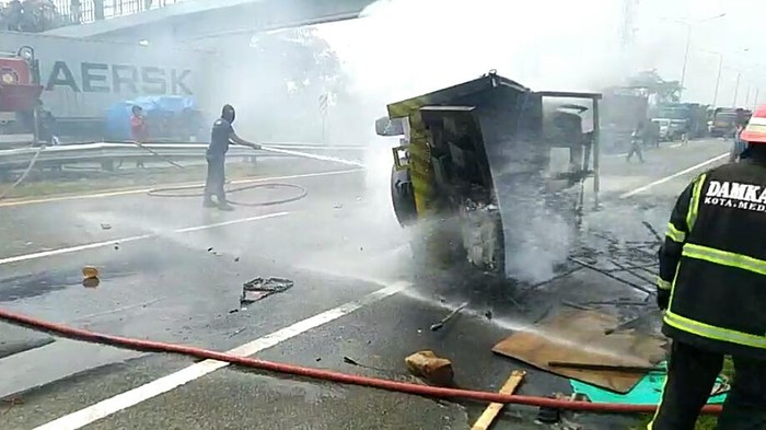 Truk mengalami kecelakaan sehingga terbakar di Tol Bandar Selamat. Sopir tewas terbakar (dok. istimewa)