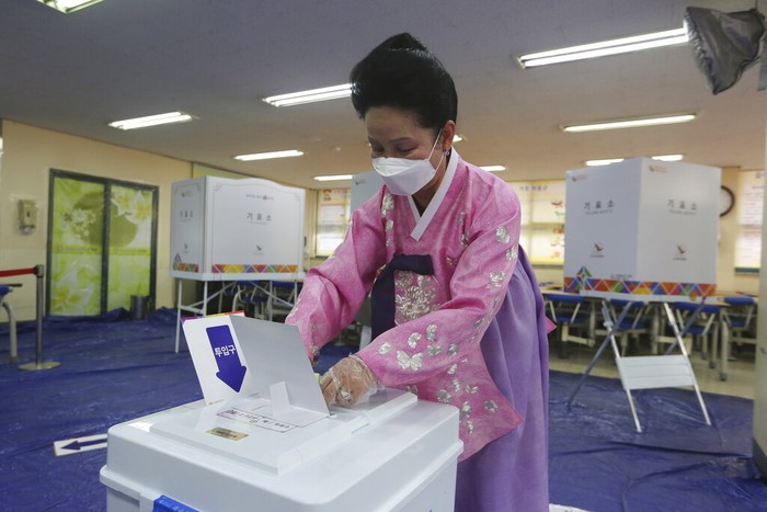 Korea Selatan tetap melaksanakan pemilu di tengah pandemi COVID-19. Pemilu tersebut digelar dengan tetap menerapkan langkah-langkah pencegahan penyebaran Corona