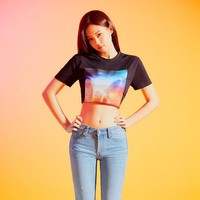 Jennie BLACKPINK didapuk jadi model Calvin Klein. Mengenakan busana kasual t-shirt dan jeans, penyanyi 24 tahun ini memperlihatkan tubuh rampingnya. Foto: Instagram@jennierubyjane
