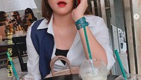 Santai di coffee shop, wanita yang sempat berhijab ini memesan minuman matcha sampai cokelat. Slurpp! Foto: Instagram dindasafay