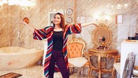 Dinda Safay dianggap sering pamer kemewahan. Ia sudah memiliki sebuah mobil mewah Mercedez-Benz saat SMA. Foto: Instagram Dinda Safay
