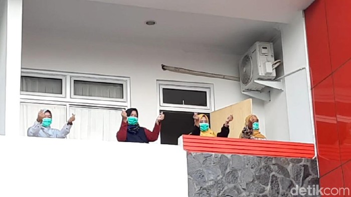Tenaga medis tiba di tempat singgah Gedung Pusdiklat Kemendagri Yogyakarta, Kamis (16/4/2020).