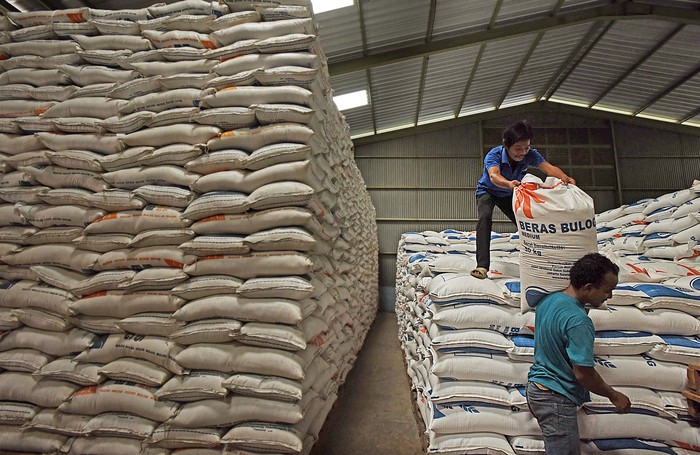 Pekerja menata stok beras di Gudang Bulog Sub Drive  Serang, Banten, Jumat (3/4/2020). Dirut Perum Bulog Budi Waseso menyatakan stok beras saat ini sebanyak 1,65 juta ton beras medium dan 170 ribu ton beras, cukup untuk  kebutuhan puasa hingga lebaran. Stok beras akan bertambah sekitar 1,7 juta ton lagi dari hasil serapan gabah petani pada puncak masa panen bulan April-Mei. ANTARA FOTO/Asep Fathulrahman/pras.