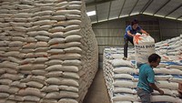 Tingginya harga beras menyebabkan Bulog harus mengeluarkan anggaran yang lebih besar ketika menyerap beras petani. Padahal, Bulog bermodalkan pinjaman bank dengan bunga komersial untuk melaksanakan tugas pemerintah yakni menyerap gabah dan beras petani tersebut. ANTARA FOTO/Asep Fathulrahman.