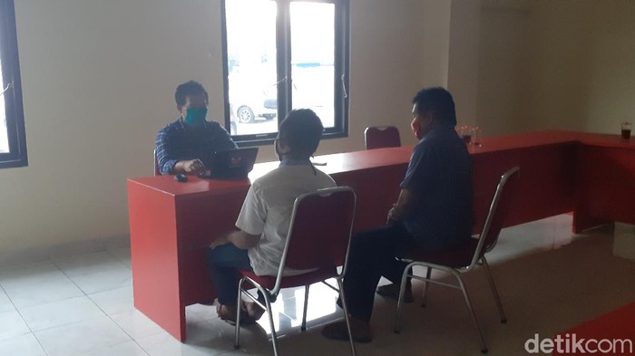 Polisi periksa saksi kasus pencurian celana dalam yang berujung perundungan di Karanganyar, Kamis (16/4/2020).