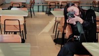 Kafe menjadi salah satu tempat yang serin dikunjungi oleh Twindy. Tak hanya untuk menikmati hidangan dan berkumpul dengan teman, ia juga sering mengambil gambar melalui kameranya. Ternyata twindy juga hobi memotret. Foto: Instagram @twindyrarasati