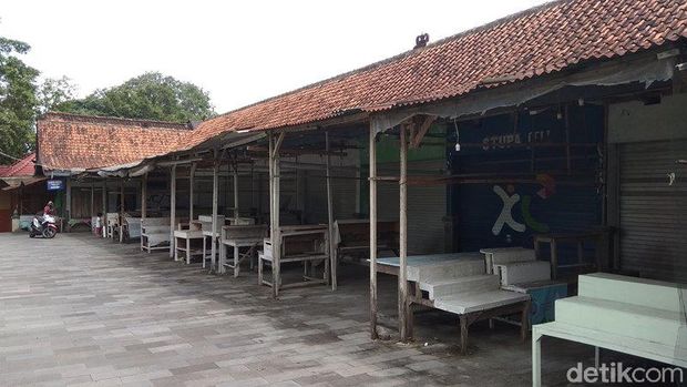Pedagang sekitar candi pun ikut tutup