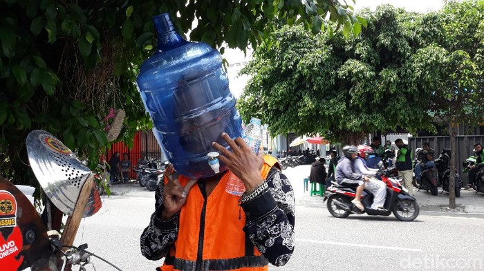 Relawan pengatur lalin di Yogya ini pakai helm galon untuk tangkal Corona