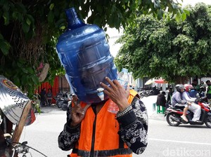 Ragam Cara Unik Cegah Corona: Masker Anti Nuklir hingga Belanja Pakai APD