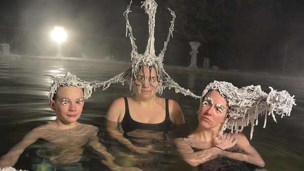 Total ada 5 kategori yang dilombakan. Yang rambut bekunya paling gokil akan jadi pemenang, seperti contohnya pemenang kategori Kelompok Terbaik ini. (dok. Takhini Hot Springs Hair Freezing Contest) Total ada 5 kategori yang dilombakan. Yang rambut bekunya paling gokil akan jadi pemenang, seperti contohnya pemenang kategori Kelompok Terbaik ini. (dok. Takhini Hot Springs Hair Freezing Contest)