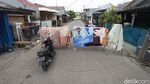 Saat Jemuran Lockdown Penghalang Jalan di Perumahan Bekasi