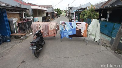 Saat Jemuran Lockdown Penghalang Jalan di Perumahan Bekasi