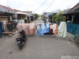 Saat Jemuran Lockdown Penghalang Jalan di Perumahan Bekasi