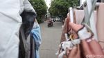 Saat Jemuran Lockdown Penghalang Jalan di Perumahan Bekasi