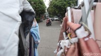 Warga kini ikut andil dalam proses pencegahan salah satunya dengan memperkecil ruang gerak warganya, seperti menutup akses jalan dengan jemuran seperti ini.