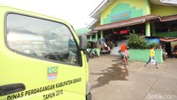 Beberapa toko seperti minimarket, supermarket dan warung kelontong juga kebagian pengurangan jam operasional.