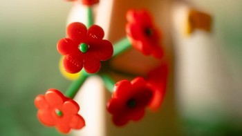 Wallace tak hanya cermat mengatur Lego miliknya, tetapi juga mendokumentasikan dengan baik seolah pesta pernikahan itu seperti sungguhan. Foto: Chris Wallace via Bored Panda