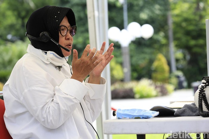 Wali Kota Surabaya Tri Rismaharini terus menyampaikan imbauan soal social distancing. Kali ini Risma mengimbau warga menggunakan Bahasa Madura.