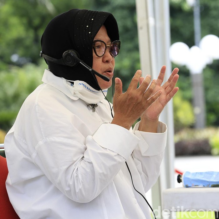 Wali Kota Surabaya Tri Rismaharini terus menyampaikan imbauan soal social distancing. Kali ini Risma mengimbau warga menggunakan Bahasa Madura.
