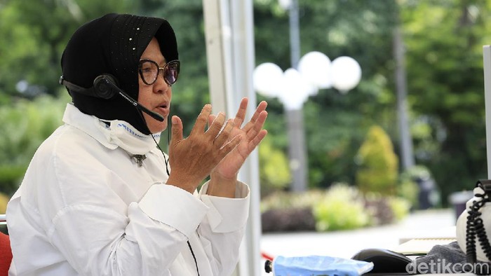 Wali Kota Surabaya Tri Rismaharini terus menyampaikan imbauan soal social distancing. Kali ini Risma mengimbau warga menggunakan Bahasa Madura.