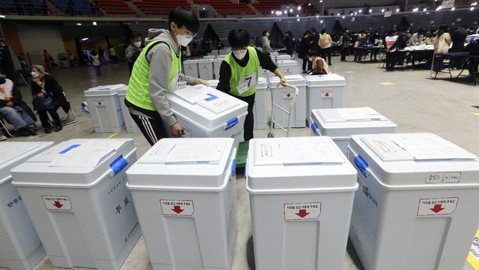 Korea Selatan tetap melaksanakan pemilu di tengah pandemi COVID-19. Pemilu tersebut digelar dengan tetap menerapkan langkah-langkah pencegahan penyebaran Corona