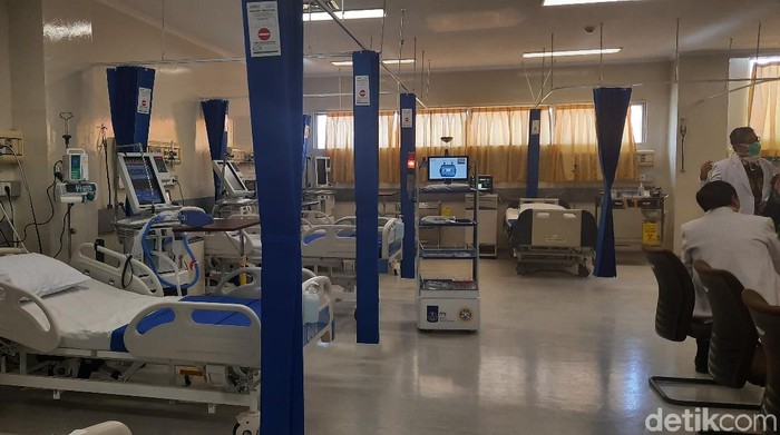 Robot Medical Assitant ITS-Unair (RAISA) sudah dioperasikan di RSKI Unair mulai hari ini. Robot tersebut akan membantu kerja tenaga medis dalam merawat pasien Corona.