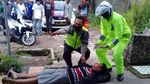 Pria Pingsan di Jalan, Polisi Evakuasi Pakai Jas Hujan