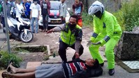 Warga sempat berusaha mendekat, namun dicegah oleh aparat kepolisian yang kebetulan berada tidak jauh dari lokasi.