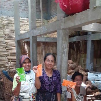 Matematikus UNS, Sutanto Sastraredja, dan kegiatan barter di era Corona yang dia jalankan. (Dok Istimewa)