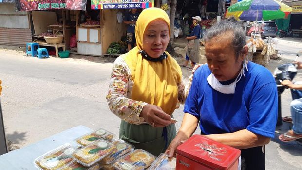 Matematikus UNS, Sutanto Sastraredja, dan kegiatan barter di era Corona yang dia jalankan. (Dok Istimewa)