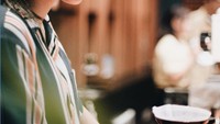 Siapa sangka, artis cantik ini juga tertarik dengan kopi lho. Seperti yang terlihat pada foto ini yang mana ia sedang mengikuti kelas membuat kopi. Belajar bikin kopi, tulis Twindy. Foto: Instagram @twindyrarasati