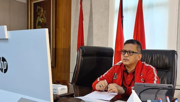Sekjen PDIP Hasto Kristiyanto saat video conference dengan Ketum PDIP Megawati Soekarnoputri