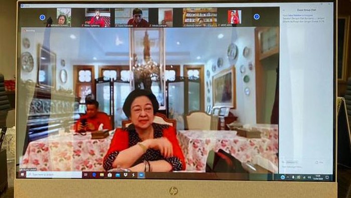 Ketua Umum PDIP Megawati Soekarnoputri menginstruksikan para kepala daerah dan kadernya ikut membantu hentikan penyebaran virus Corona. Hal itu diungkap Sekjen PDIP Hasto Kristiyanto saat menggelar teleconference dengan Mega menyikapi pandemi Corona di Indonesia. Begini potretnya.