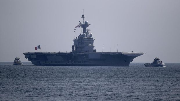 The French aircraft carrier Charles de Gaulle arrives in the bay of Toulon, southern France, Sunday April 12, 2020. The Defense Ministry said in a statement that around 40 sailors showed symptoms compatible with COVID-19, the disease the coronavirus causes. The new coronavirus causes mild or moderate symptoms for most people, but for some, especially older adults and people with existing health problems, it can cause more severe illness or death. (AP Photo/Daniel Cole)
