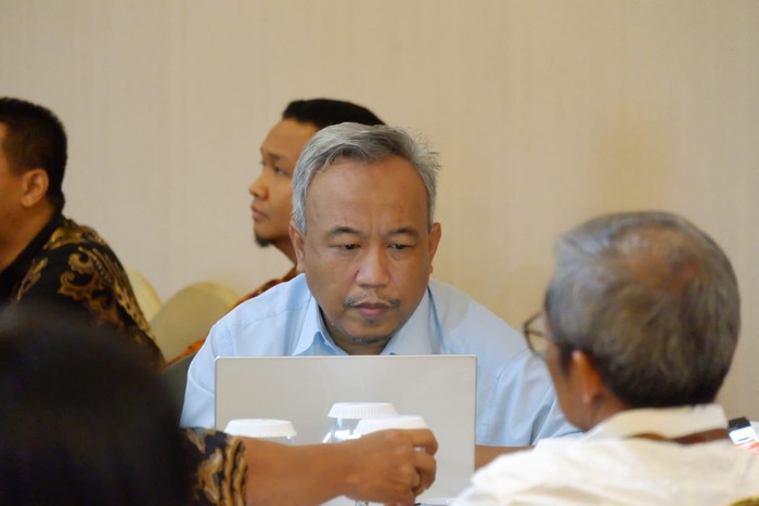 Matematikus UNS, Sutanto Sastraredja, dan kegiatan barter di era Corona yang dia jalankan. (Dok Istimewa)