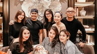  Selain akrab dengan temannya, Twindy Rarasati juga sangat dekat dengan keluarganya. Ia juga sering meluangkan waktu hanya untuk makan bersama keluarga di restoran-restoran. Seperti pada foto ini misalnya. Foto: Instagram @twindyrarasati