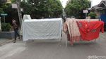Saat Jemuran Lockdown Penghalang Jalan di Perumahan Bekasi