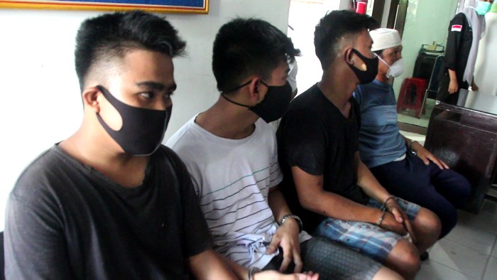 Ayah dan tiga anaknya mengeroyok seorang pria di Parepare, Sulsel.