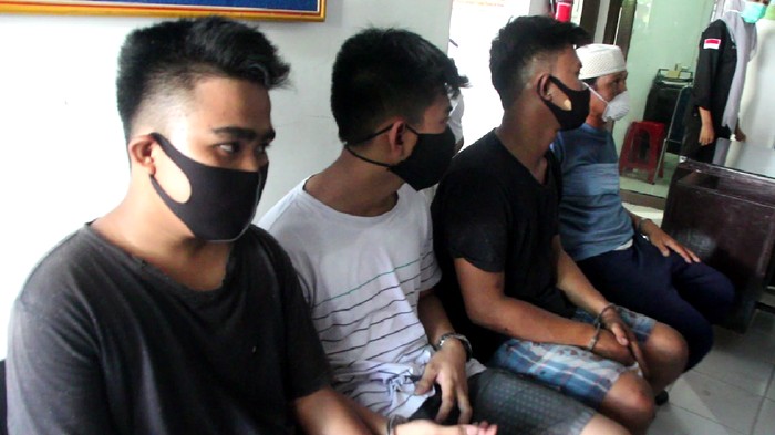 Ayah dan tiga anaknya mengeroyok seorang pria di Parepare, Sulsel.