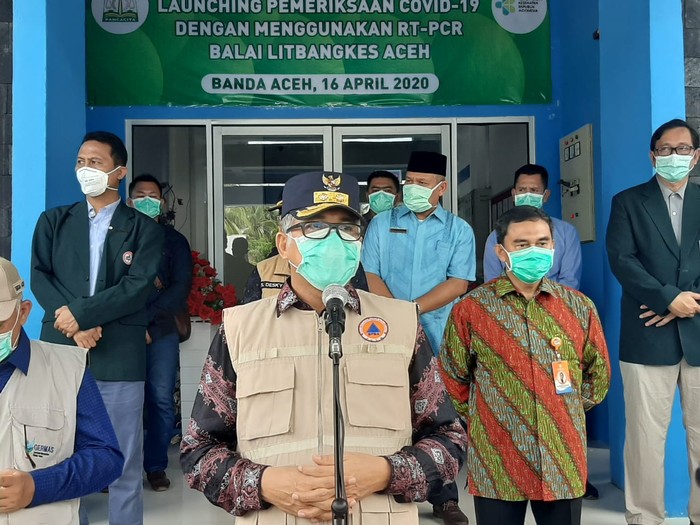 Plt Gubernur Aceh Nova Iriansyah resmikan lab uji swab (Agus Setyadi-detikcom)