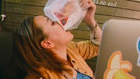 Duh, saking sukanya sama ayam goreng Taiwan, pose makan Dinda sampai segitunya lho! Foto: Instagram dindasafay