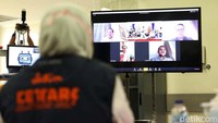 Chairul Tanjung melakukan teleconference dengan pihak RSKI Unair saat meresmikan ruangan tersebut.