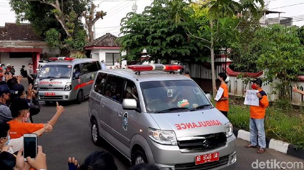 Tenaga medis tiba di tempat singgah Gedung Pusdiklat Kemendagri Yogyakarta, Kamis (16/4/2020).