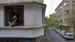Ragam Aksi Musisi Iran Main di Atap Rumah saat Karantina