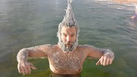 Setiap tahun pemandian Takhini Hot Springs di Kanada menggelar lomba unik, yaitu Hair Freezing Contest. Untuk kategori peserta pria, pemenangnya pria mirip Yeti ini.  (dok. Takhini Hot Springs Hair Freezing Contest)