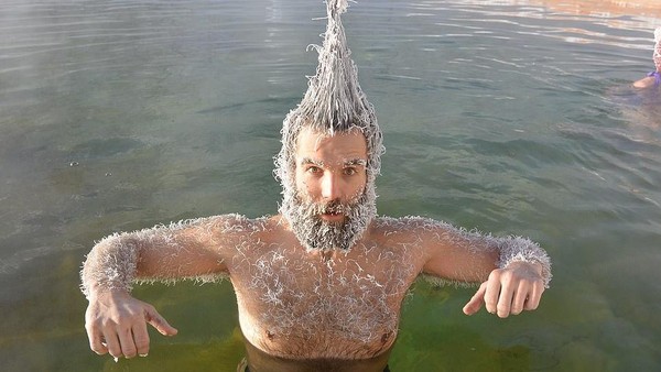 Setiap tahun pemandian Takhini Hot Springs di Kanada menggelar lomba unik, yaitu Hair Freezing Contest. Untuk kategori peserta pria, pemenangnya pria mirip Yeti ini.  (dok. Takhini Hot Springs Hair Freezing Contest)