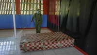 Petugas pemerintah desa menyemprot kasur dengan cairan disinfektan yang akan digunakan untuk tempat karantina pemudik di rumah karantina mandiri di Desa Ujungnegoro, Kabupaten Batang, Jawa Tengah. ANTARA FOTO/Harviyan Perdana Putra.