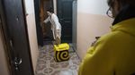 Demi Cuan, Pengusaha Rusia jadi Kurir Makanan Saat Lockdown